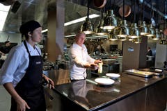 Küchenchef Johan Breedijk zaubert ein Menu (Bild: Nadia Schärli / Neue LZ)