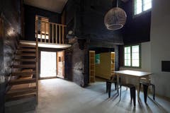 Ab Juli kann das Wohngefühl in diesem mittelalterlichen Holzhaus als Feriengast direkt erlebt werden. (Bild: Schweizer Heimatschutz / Ferien im Baudenkmal)