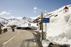 Bereits seit dem 4. Mai ist der Oberalppass wieder für den Verkehr frei. (Bild: Keystone)