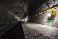 Alle 325 Meter gibt es eine Nothaltestelle. Auf dem Bild: Notbeleuchtung bei Amsteg (24.08.2015). (Bild: PD)