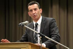 Der neugewählte Beat Jörg (CVP) spricht zu den Bürgerinnen und Bürgern. (Bild: Philipp Schmidli / Neue LZ)