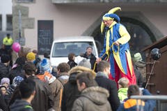 Ein Hofnarr gaukelt mit den Besuchern. (Bild: Maria Schmid / Neue ZZ)