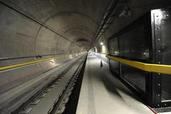 Ab dem 1. Oktober beginnt im Neat-Tunnel die intensive Testphase mit einem 24-Stunden-Betrieb. Auf dem Bild: ein Besucherfenster. (Bild: Urs Hanhart / Neue UZ)