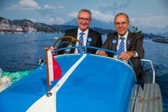 Luzerner Regierungspräsident Robert Küng (links) und Projektleiter Werner Fluder auf dem Pedalo in der Ausstellung des Gastkantons. (Bild: Philipp Schmidli)