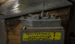 28. Mai 2014: Ein von einem Arbeiter gebautes Kriegsschiff aus Abfallmaterial steht auf einer Kiste mit der handgeschriebenen Aufschrift «Militärischer Sicherheitsbereich, Anfassen untersagt! Schusswaffengebrauch!)» (Bild: Keystone)