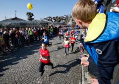kinder und Erwachsene laufen durch die Zuger Altstadt, beobachtet von Hunderten Zuschauern. (Bild: Stefan Kaiser (Zuger Zeitung))