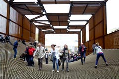 Expo-Besucher begehen ein gigantisch grosses Netz im Brasilianischen Pavillion. (Bild: MOURAD BALTI TOUATI)