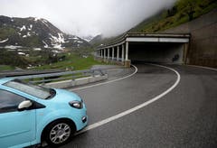 Ein Autofahrer kurz vor einer Galerie bei Hospental (Bild: Keystone)