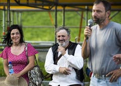 OK-Präsident Karl Huser, rechts, spricht neben Regisseurin Meret Matter, links, und Andrea Zogg als Tell, Mitte, bei Proben für das Freilichtspiel "Tell trifft Wagner". (Bild: Keystone)
