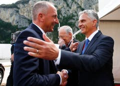 Aussenminister Didier Burkhalter (rechts) begrüsst Lichtensteins Premierminister Adrian Hasler. (Bild: Keystone/Reuters POOL/Ruben Sprich)