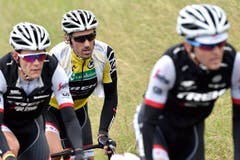 Fabian Cancellara (Mitte) mit Teamkollegen von Trek Segafredo. (Bild: Keystone / Gian Ehrenzeller)