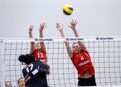 Steigen höher als die Gegnerinnen: Die Volleyballerinnen Sarah Rohrer (mitte) und Vanessa Gwerder. (Bild: Werner Schelbert / Neue ZZ)