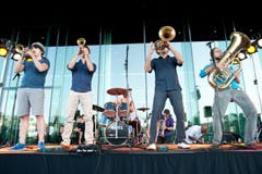 Die Band Molotow Brass Orkestar aus der Schweiz (Bild: Boris Bürgisser / Neue LZ)