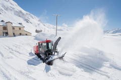 Am 20. Mai soll der Gotthardpass (auf dem Bild der Parkplatz auf 2106 Meter über Meer) wieder für den Verkehr freigegeben werden. (Bild: Keystone / Urs Flüeler)