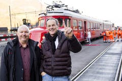 Renzo Simoni (rechts) Vorsitzender der Geschäftsleitung AlpTransit Gotthard AG, posiert in Biasca mit Pressesprecher Ambros Zgraggen vor dem Roten Pfeil. (31.10.2014). (Bild: Keystone)