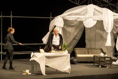 Albrecht Hirche als Richard Wagner, rechts, und Katka Kurze als Cosima Wagner, links, bei den Proben. (Bild: Keystone)