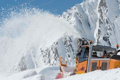 ... verschieben tausende Tonnen Schneemassen, um die Passstrasse wieder befahrbar zu machen (Bild: Keystone / Urs Flüeler)