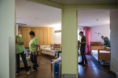 Letzte Kontrollen. Alles muss schnell gehen. Denn: Die Bewohner können es kaum erwarten, ihr neues Heim zu beziehen. (Bild: Roger Grütter / Neue LZ)