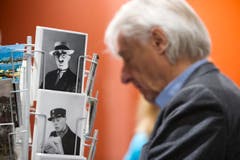 Emil Steinberger sieht sich Postkarten mit seinem Bild an. (Bild: Keystone)