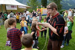 Seenachtsfest Lungern: Zauberer Bindli verzaubert die Kinder. (Bild: Robert Hess / Neue OZ)