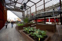 Besucher laufen unterhalb und begehen ein gigantisch grosses Netz im Brasilianischen Pavillion. (Bild: MOURAD BALTI TOUATI)