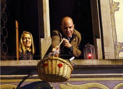Karin Christensen und Martin Würmli senden in ihrem Korb Köstlichkeiten nach unten. (Bild: Werner Schelbert / Neue ZZ)