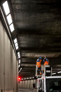 An der Decke muss eine Platte ausgewechselt werden. (Bild: Keystone / Alexandra Wey)