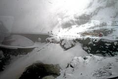 Schnee bedeckt die Strasse zwischen Göschenen und Andermatt. (Bild: Nadia Schärli / Neue LZ)