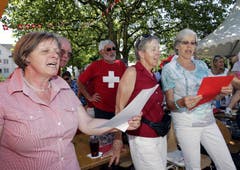 De Auslandschweizerin Ruth Couson, Nik Büchel, Madeleine Brügger, Horst Couson und Gerlinde Freimann (v.l.) die Nationalhymne. (Bild: Werner Schelbert / Neue ZZ)