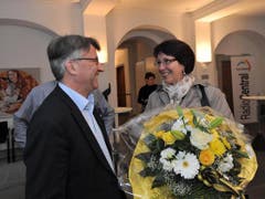 Landammann Markus Züst (links) gratuliert Barbara Bär. (Bild: Urs Hanhart/Neue UZ)