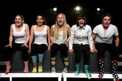 Gioia Schaller, Melanie Tadeu, Rahel Grüter, Simone Keller und Michael Bucheli (von links) auf der Bühne in Ruswil. (Bild: Nadia Schärli / Neue LZ)