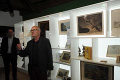 Paul Arnold führte durch die neu konzipierte Ausstellung. (Bild: Urs Hanhart (Neue UZ))