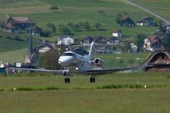 Der neue Jet PC-24 der Pilatus Flugzeugwerke bei seinem ersten Start am Montag 11. Mai 2015 auf dem Flugplatz in Buochs. (Bild: URS FLUEELER)