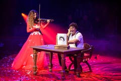 Der Circus Knie führt das Publikum mit Vergnügen durch das Programm. (Bild: PD / Katja Stuppia, Circus Knie)