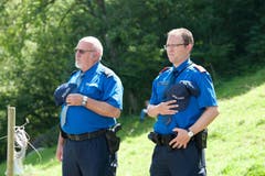 Polizisten halten bei der Nationalhymne inne. (Bild: Dominik Wunderli / Neue LZ)