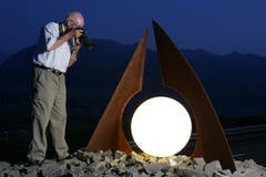 Josef Reinhard fotografiert 2009 für das «Obwaldner Wochenblatt» den allerletzten Schlusspunkt. Das Blatt ist neu in der «Neuen Obwaldner Zeitung» integriert. (Bild: Daniel Reinhard)