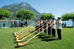 Bundesfeier und Dorffest in Brunnen mit viel Unterhaltung und Traditionen. Im Bild eine Alphornformation auf dem Auslandschweizerplatz vor Urner Bergen und dem Seebeckens. (Bild: Erhard Gick / Neue SZ)