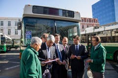 Chauffeuere und Behördenvertreter freuen sich auf die bevorstehende offizielle Inbetriebnahme. (Bild: Samuel Fuentes, Valparaiso)