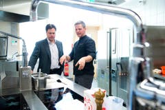 Geny Hess, Geschäftsführer Eberli Hospitality und Gourmet-Koch Andreas Appenzeller (rechts) in der Küche der frutt Familiy Lodge. (Bild: Dominik Wunderli)