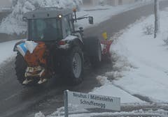 Der Traktor mit Schneepflug und Salzstreuer musste bei diesem miesen Wetter wieder eingesetzt werden und das auf 840 m.ü.M in Steinhuserberg. (Bild: Josef Lustenberger)