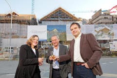 Die Urner Regierungsrätin Heidi Z'graggen, Samih Sawiris, Präsident von Orascom und der Andermatter Gemeindepräsident Roger Nager stossen auf die Aufrichte an. (Bild: PD / ASA / E.T. STUDHALTER)
