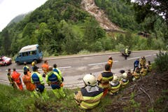 Die Feuerwehr Meien bei Ihrem Einsatz. (Bild: Leser Peter Lienert)