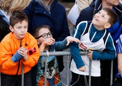 kinder und Erwachsene laufen durch die Zuger Altstadt, beobachtet von Hunderten Zuschauern. (Bild: Stefan Kaiser (Zuger Zeitung))