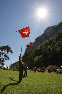 Fahnenschwinger während der Feier auf dem Rütli. (Bild: Keystone)