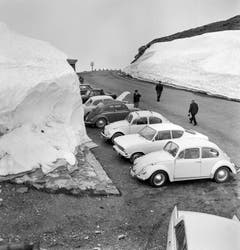 Autofahrer machen am 1. April 1968 Rast auf dem Klausenpass. (Bild: Keystone)