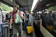 In Flüelen müssen Passagiere in Richtung Süden auf die Extrabusse umsteigen. (Bild: Sven Aregger / Neue UZ)