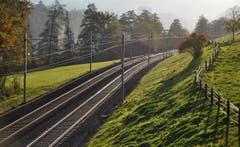 Auch ein doppelspuriges Bahntrasse hat was Schönes, Schlichtes und Schlankes an sich. Es gibt sich etwas bescheidener als die breiten Asphaltschlangen. (Bild: Niklaus Rohrer)