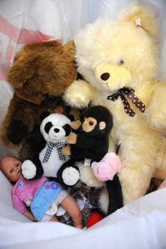 Alte Plüschtiere und eine Spielpuppe, die abgegeben wurden. (Bild: Eveline Beerkircher/Neue LZ)