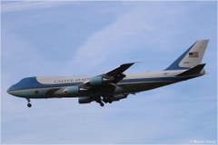 Am 25. Januar schebt die Air Force One in Zürich-Kloten ein. 92-9000, Boeing 747-2G4B VC-25A (Bild: Werner Stucki)