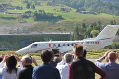 Schaulustige verfolgen, wie der PC-24 am 11. Mai 2015 vom Flugpatz Buochs zu seinem Jungfernflug abhebt. (Bild: Matthias Piazza (Neue NZ))